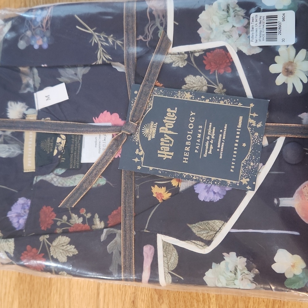 Pottery Barn Harry Potter Teen Pajamas..super cute. Very soft. Dark Navy.floral